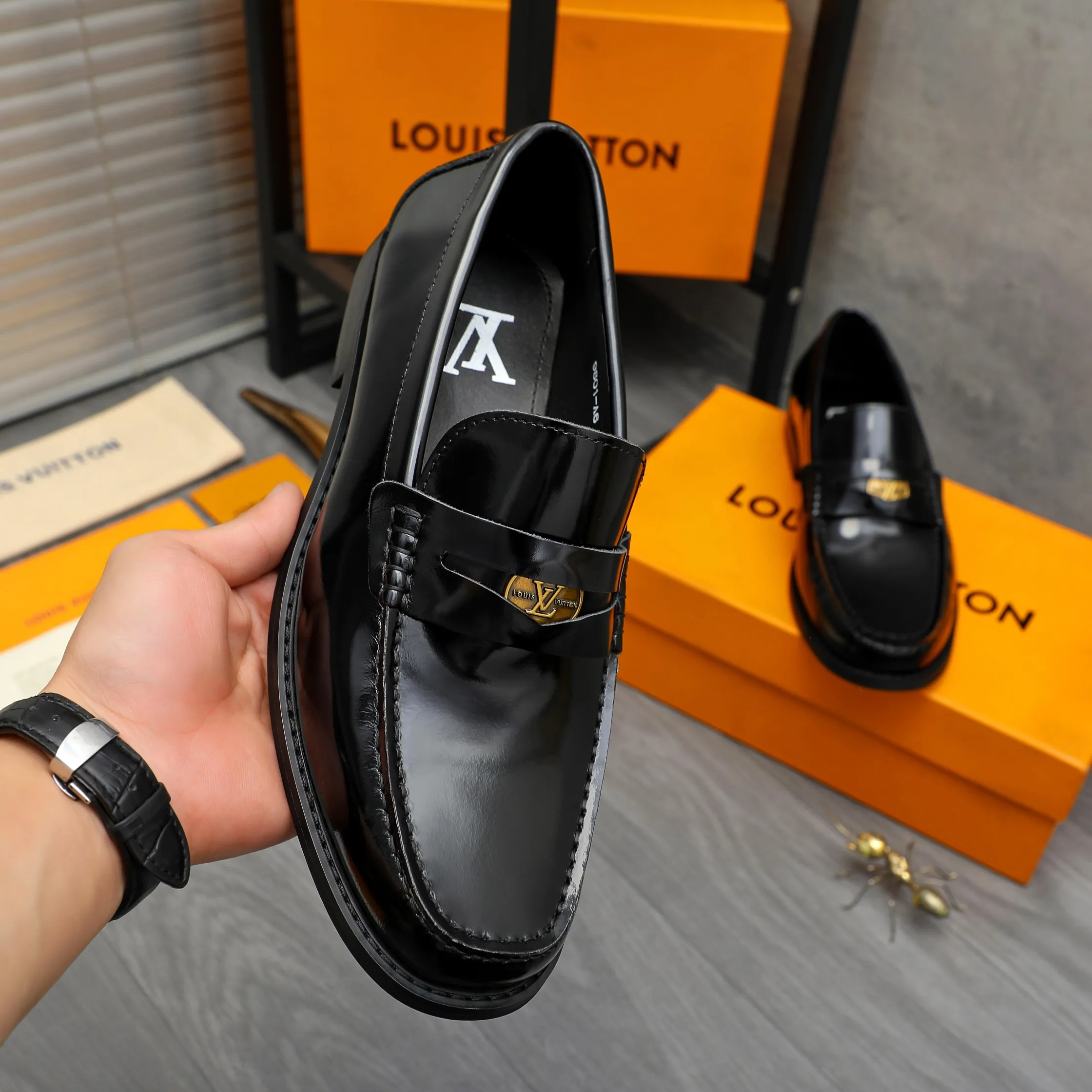 Men's shoes 💰p460 Product trademark: LV (Louis Vuitton) business slip-on leather shoes. Regular size: 38-45 (45 is custom-made and non-returnable) Product materials: Selected high-quality pearlescent cowhide upper, cowhide lining, original rubber outsole